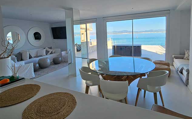 Limpieza profesional integral en interiores.